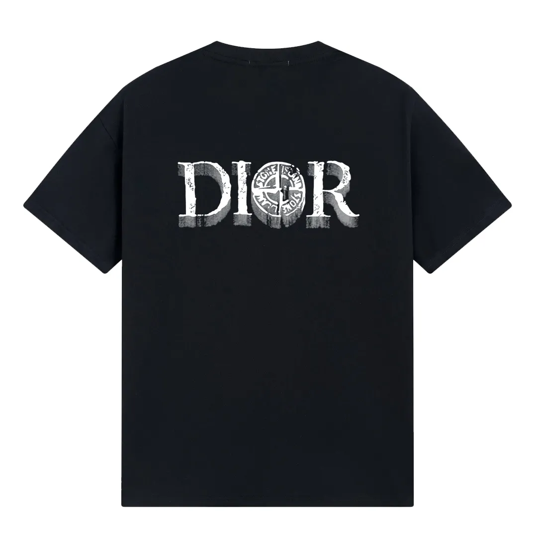 W605#P110💰 2025🆕 Stone lsland/Stone Island joint Dior printed short-sleeved T-shirt ⚠️[Original creation with high control of details] -Made of 260g combed cotton double yarn, soft and comfortable to the touch, sweat-absorbent and breathable. -Simple basic and versatile style, original quality, the first choice for couples. -Made by a large factory, four needles and five threads on the shoulder, neat alignment, high quality workmanship. -Same style for men and women. Very versatile, one piece for everyone, details are clearly visible. Color: black and white black blue white Size: M L